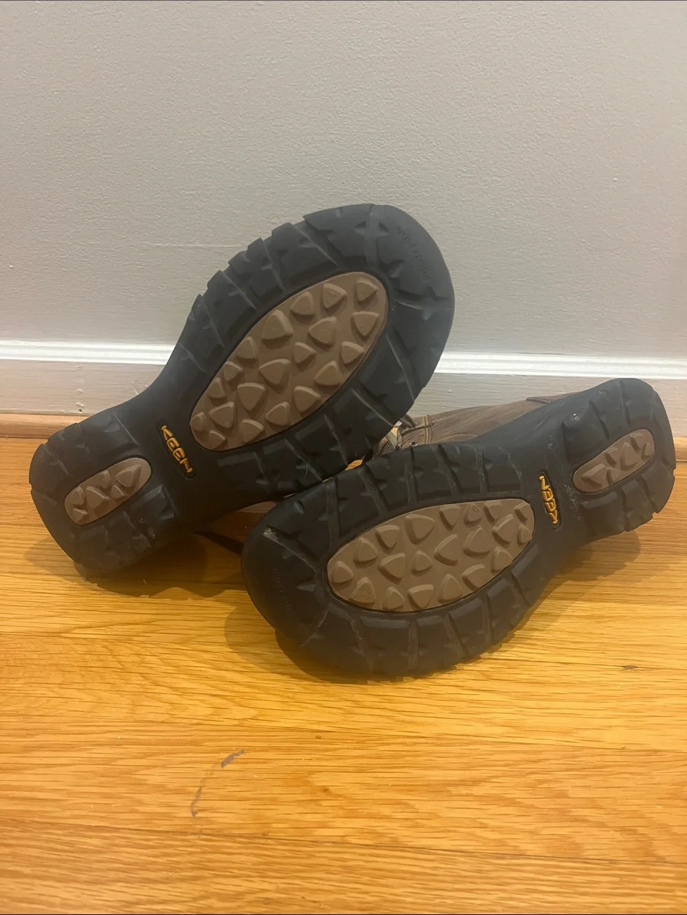 KEEN Austin Mid boots
